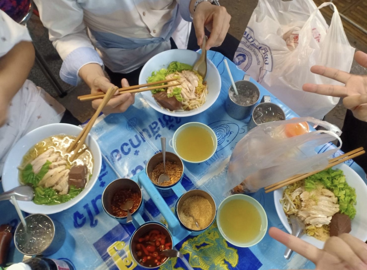 ก๋วยเตี๋ยวไก่ ปลาวาฬ