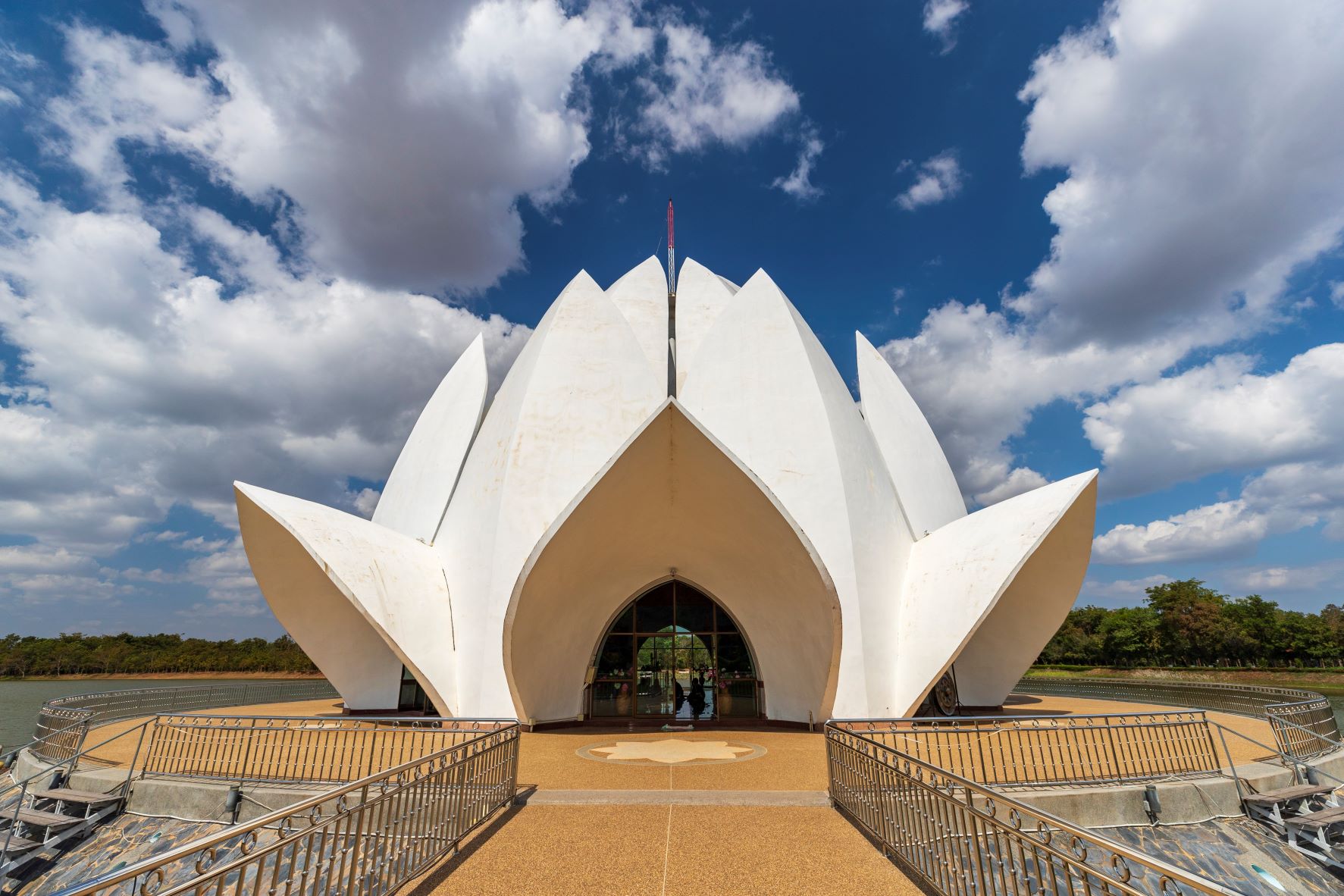 วัดสันติวนาราม หรือวัดดงไร่