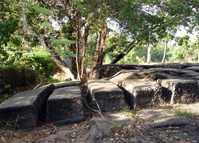 แหล่งหินตัดสีคิ้ว