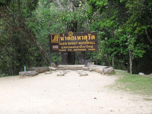 น้ำตกเหวสุวัต