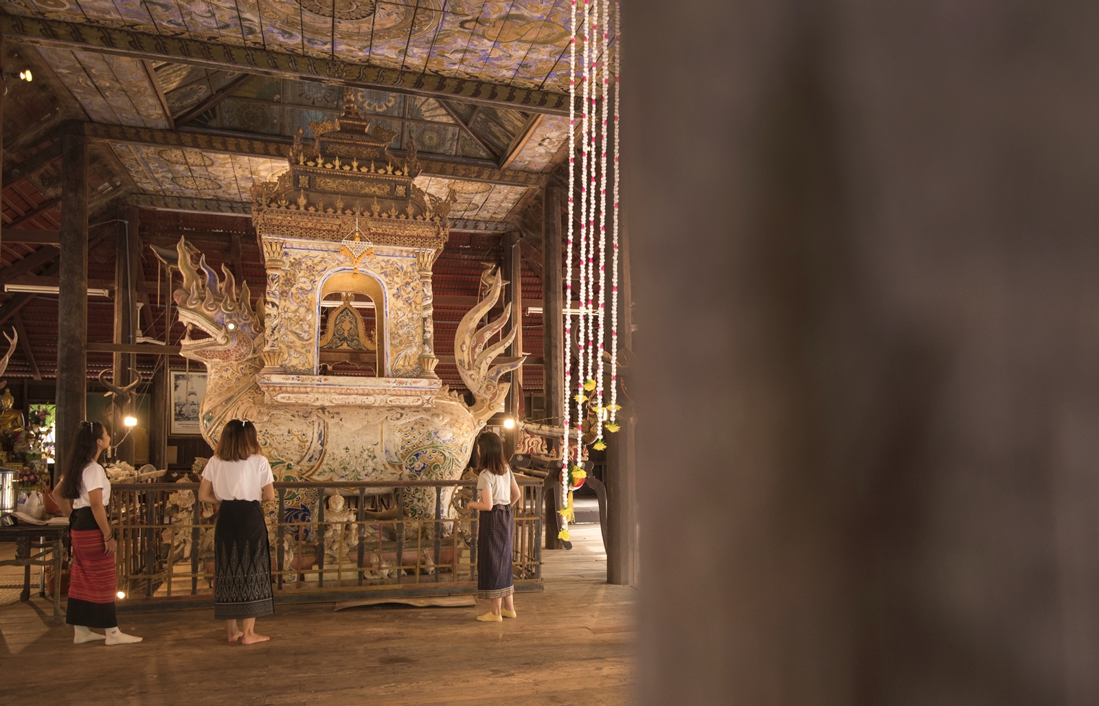 ธรรมาสน์สิงห์ศิลปะญวนที่บ้านชีทวน