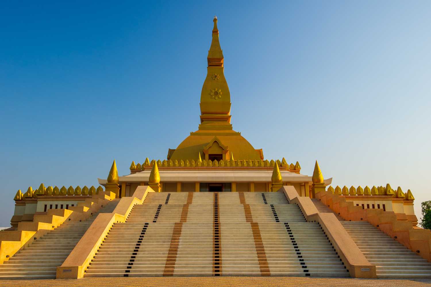 พระเจดีย์มหามงคลบัว