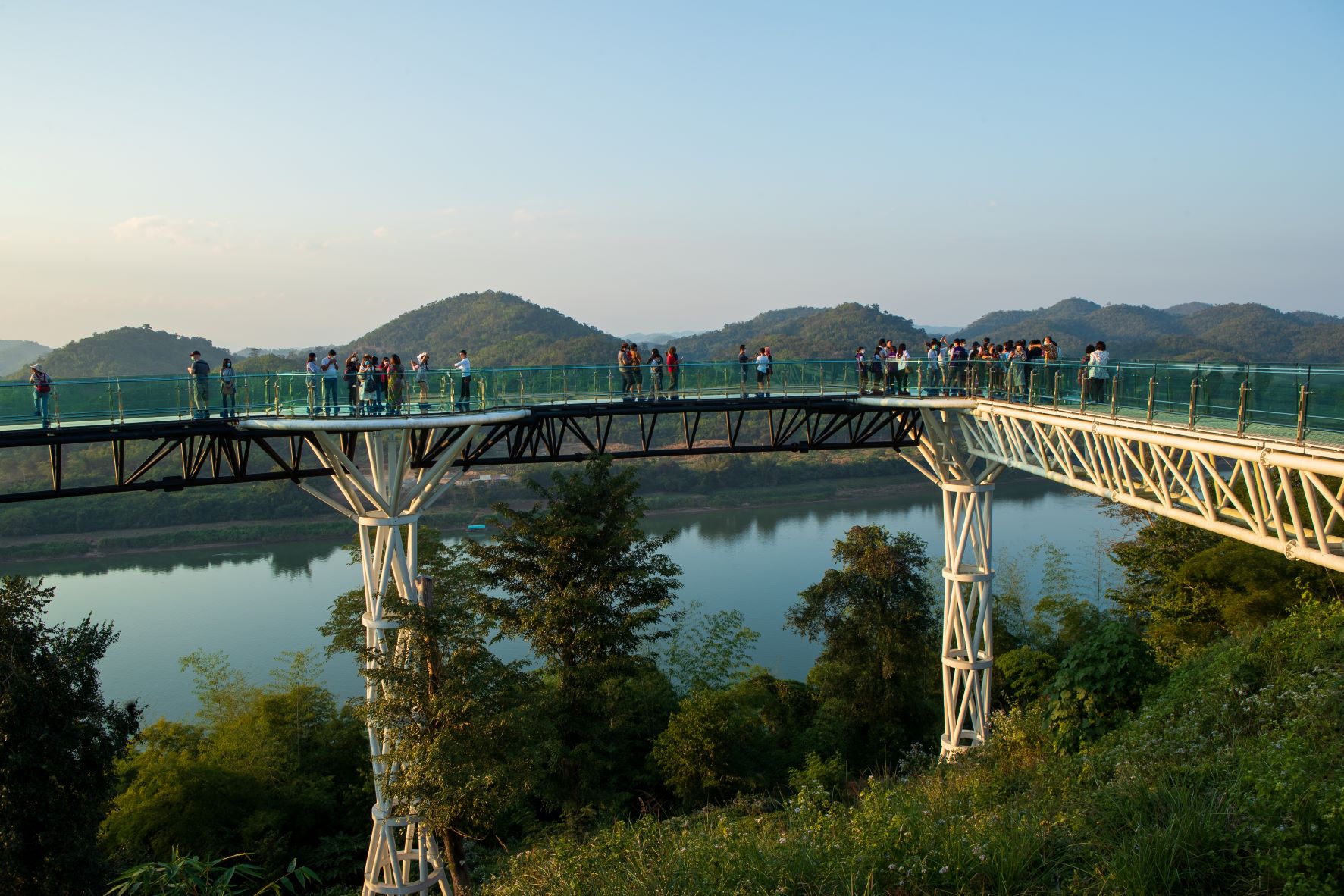 พระใหญ่ภูคกงิ้ว และ สกายวอล์กเชียงคาน