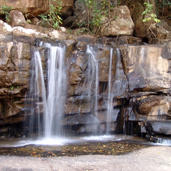 น้ำตกผาเอียง