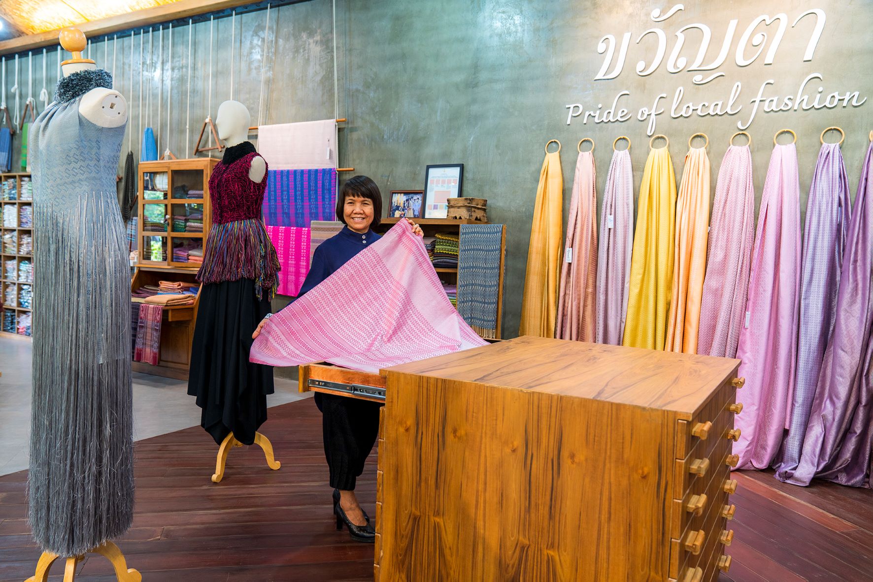 วิชชาลัยผ้าทอหนองบัวลำภู (ศูนย์การเรียนรู้และออกแบบขวัญตา)