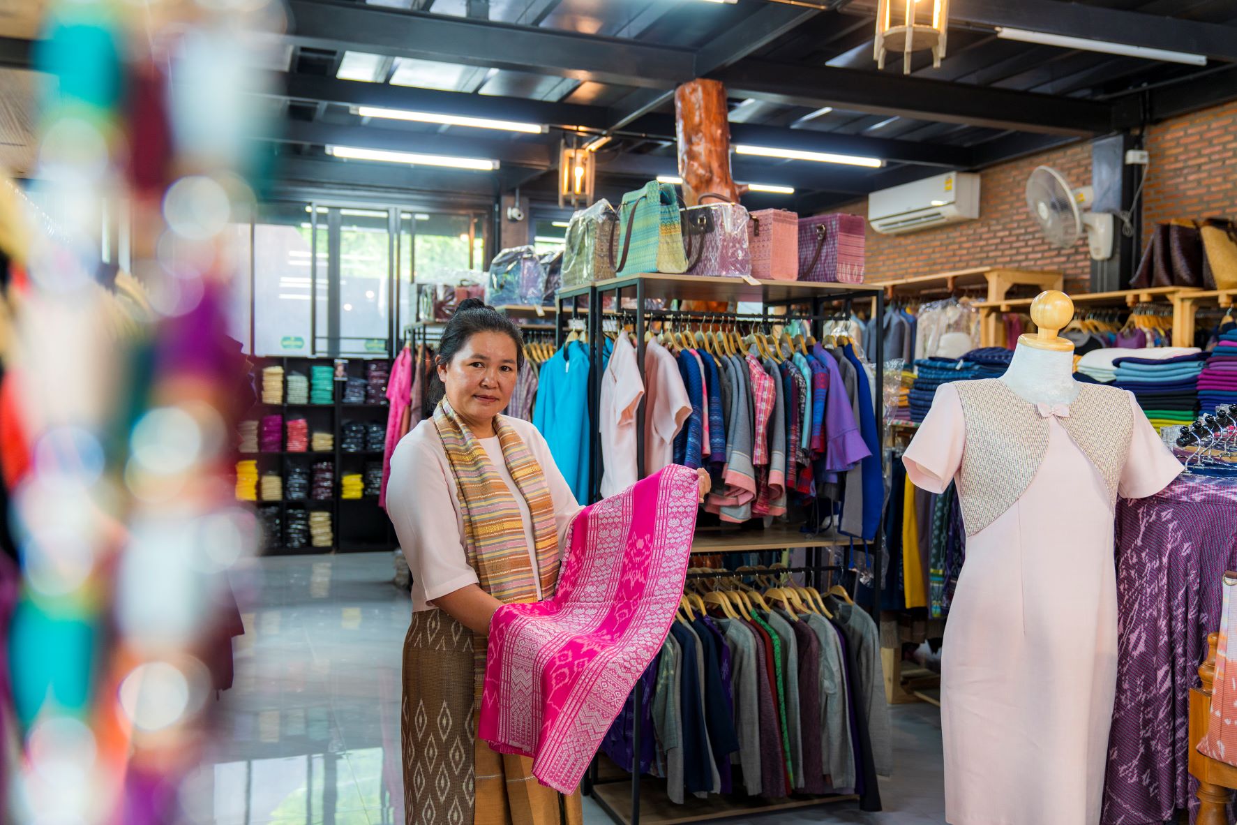 วิชชาลัยผ้าทอหนองบัวลำภู (เทวาผ้าไทย) กลุ่มทอผ้าบ้านนาคำไฮ