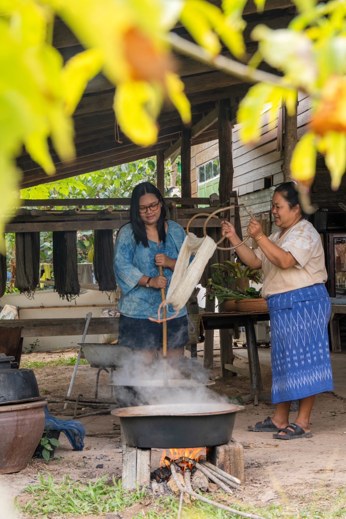 วิสาหกิจชุมชนกลุ่มทอผ้าย้อมสีธรรมชาติบ้านนาเชือก
