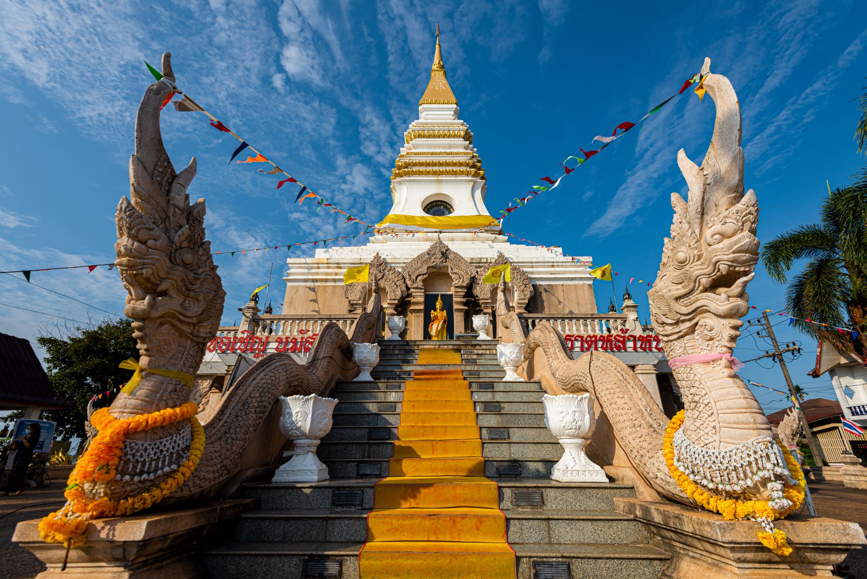 พระธาตุหล้าหนอง หรือพระธาตุกลางน้ำ