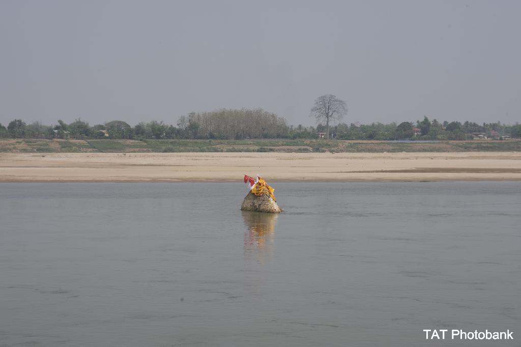 พระธาตุหนองคาย หรือพระธาตุกลางน้ำ