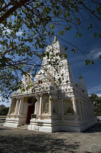 วัดถ้ำอภัยดำรงธรรม (วัดถ้ำพวง) และพิพิธภัณฑ์อาจารย์วัน อุตตโม