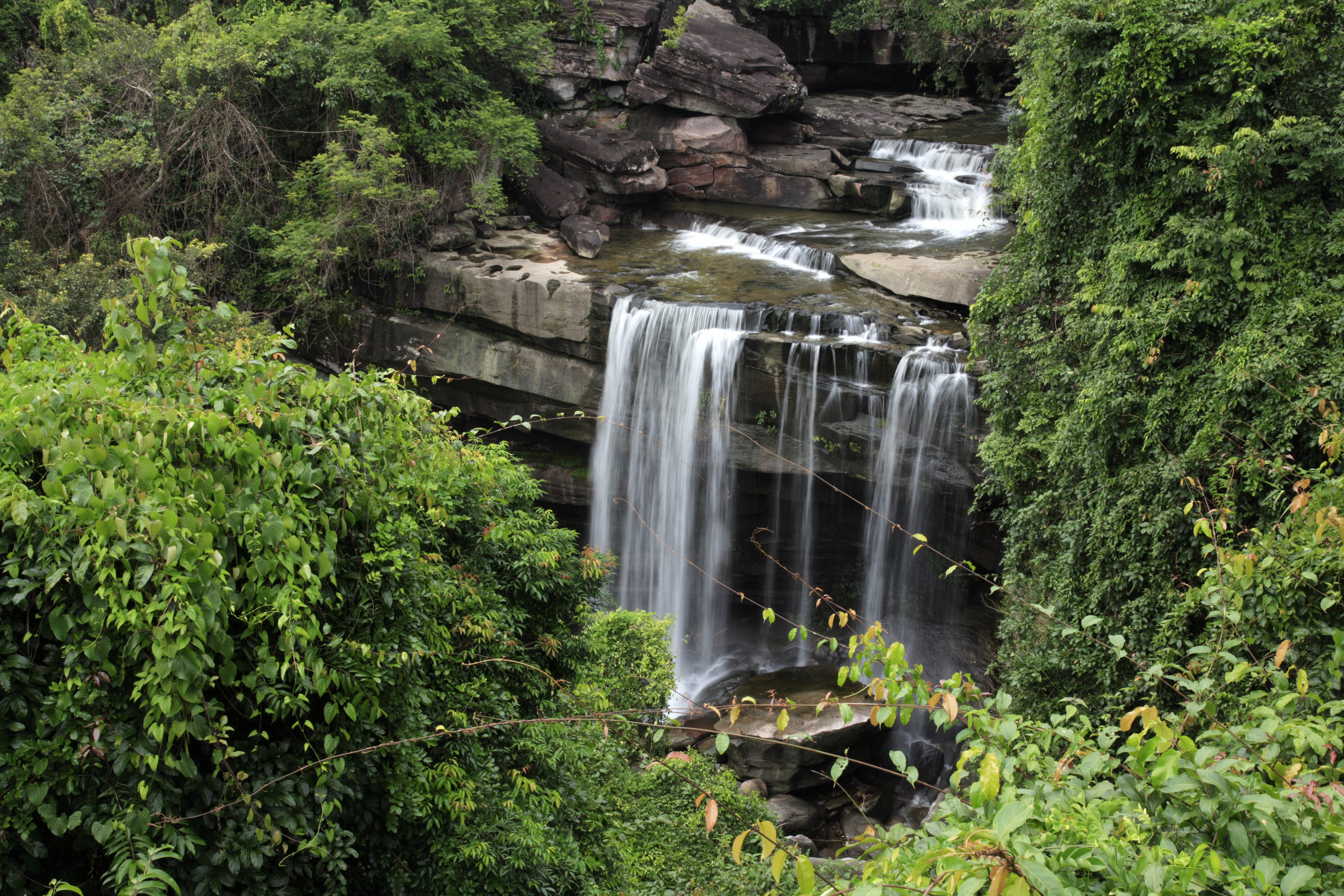 น้ำตกทุ่งนาเมือง