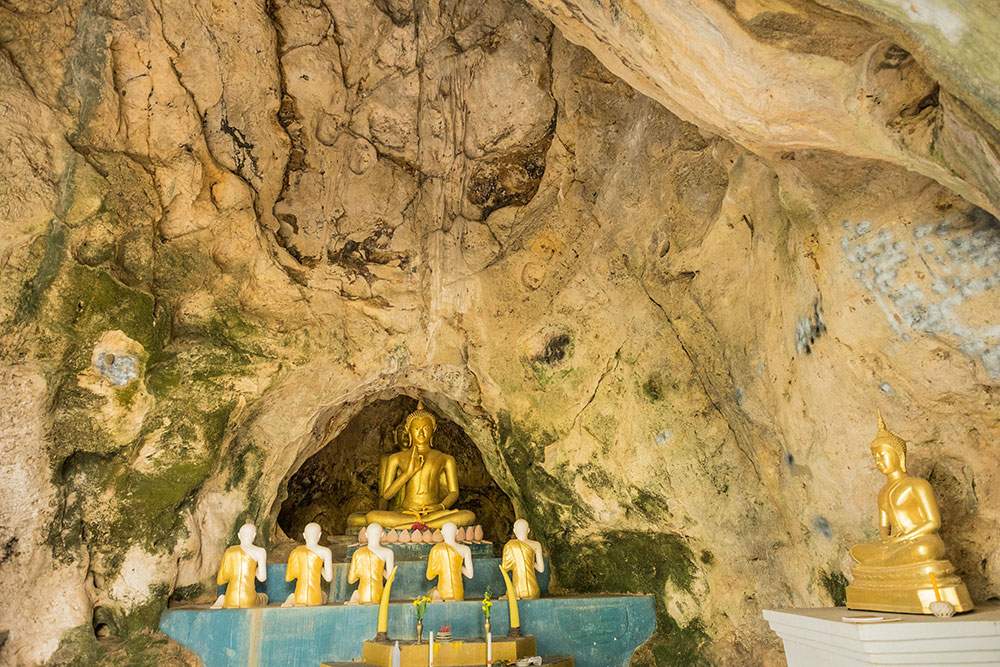 พระพุทธบาทถ้ำผาบิ้ง