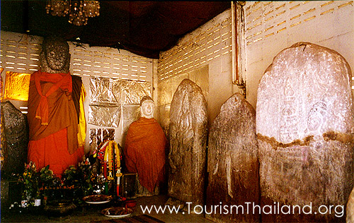 พระพุทธรูปใหญ่สมัยทวารวดี