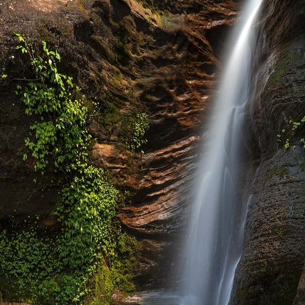 น้ำตกถ้ำฝุ่น